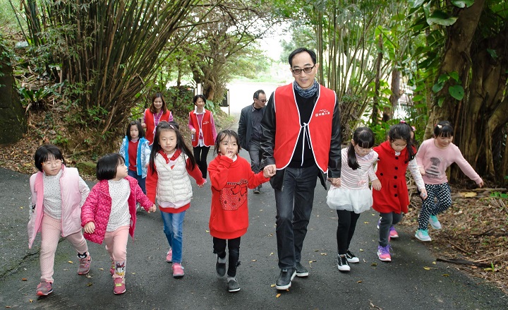 中壽董事長化身甜甜圈叔叔    與偏鄉孩子共渡美好時光內文1圖片